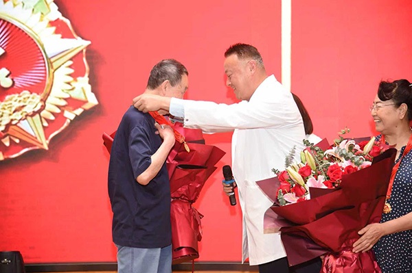 马少华书记为林本耀老师颁发勋章.jpg